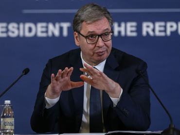 Aleksandar Vučić szerb elnök sajtótájékoztatón beszél