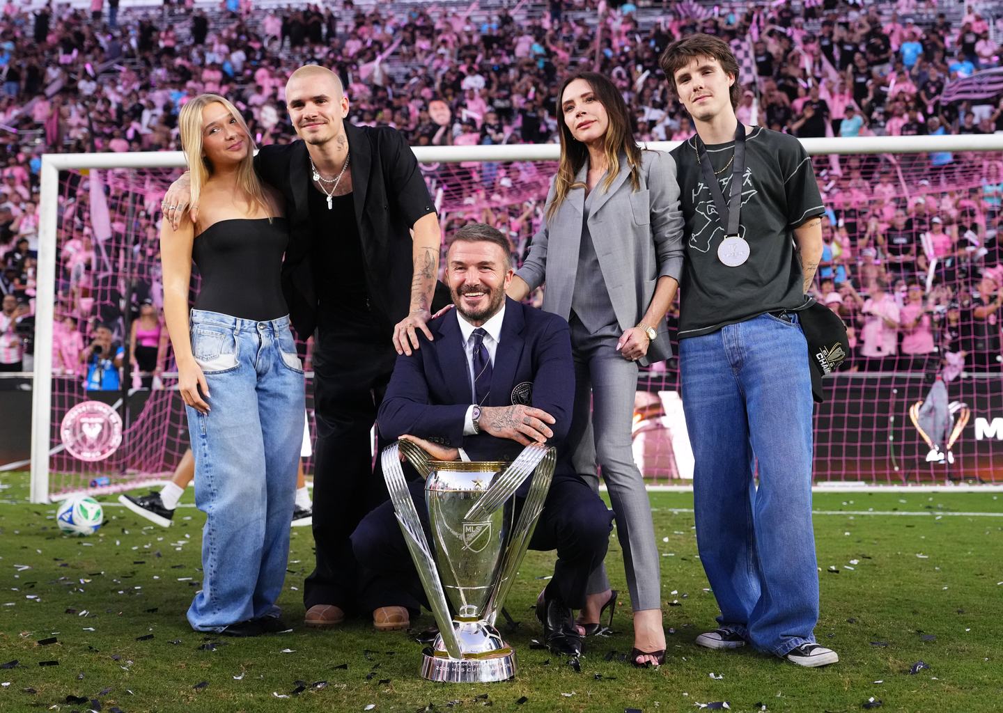 David Beckham és családja az Inter Miami bajnoki trófeájával
