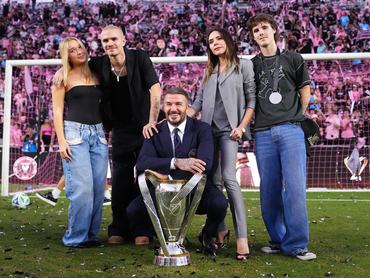 David Beckham és családja az Inter Miami bajnoki trófeájával