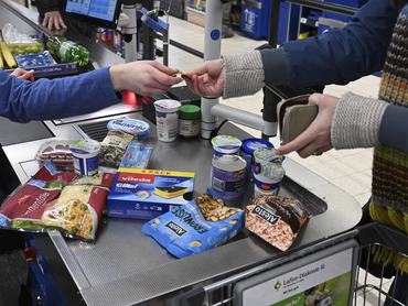 06 January 2026, Berlin: A customer pays at the checkout of the Lidl store on Teltower Damm. Photo: Jens Kalaene/dpa (Photo by Jens Kalaene/picture alliance via Getty Images)