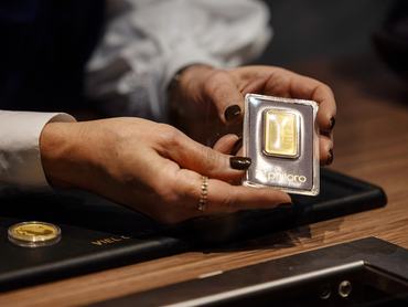 PRODUCTION - 18 February 2026, Hesse, Frankfurt/Main: A precious metal dealer from philoro EDELMETALLE holds a gold plate in her hand. Photo: Hannes P. Albert/dpa (Photo by Hannes P Albert/picture alliance via Getty Images)