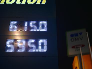 Egy OMV benzinkút a kormány által előírt benzinárat jelző táblával