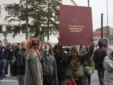 Egy egyetem hallgatói 2026. március 18-án az utcán tüntetnek Novi Sad városában, Szerbiában.