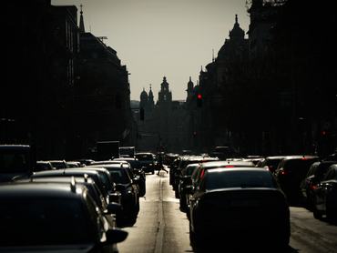 Dugóban álló autók egy nyári napon Budapest egyik forgalmas útján
