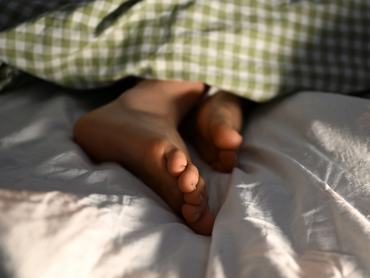 ILLUSTRATION - 19 March 2026, Berlin: The naked feet of a woman can be seen under a comforter. Photo: Elisa Schu/dpa (Photo by Elisa Schu/picture alliance via Getty Images)