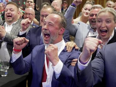 Jan Bollinger, az AfD vezető jelöltje Alice Weidellel, az AfD parlamenti csoportjának vezetőjével együtt szurkol az AfD képviselőházi választási ünnepségén.