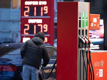 31 March 2026, Saxony, Dresden: A man fills up a car at a petrol station in front of a price board. Due to the war in Iran and the associated blockade of the Strait of Hormuz, fuel prices in Germany have risen significantly. Photo: Sebastian Kahnert/dpa (Photo by Sebastian Kahnert/picture alliance via Getty Images)