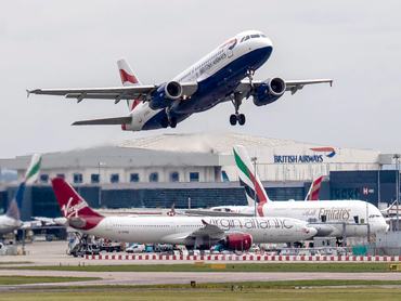 a British Airways járata a londoni Heathrow reptéren