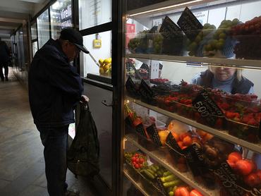 MOSCOW, RUSSIA - MARCH 31: A man chooses fruit at a shopping pavilion in an underground passage, on March 31, 2026 in Moscow, Russia. (Photo by Contributor/Getty Images)
