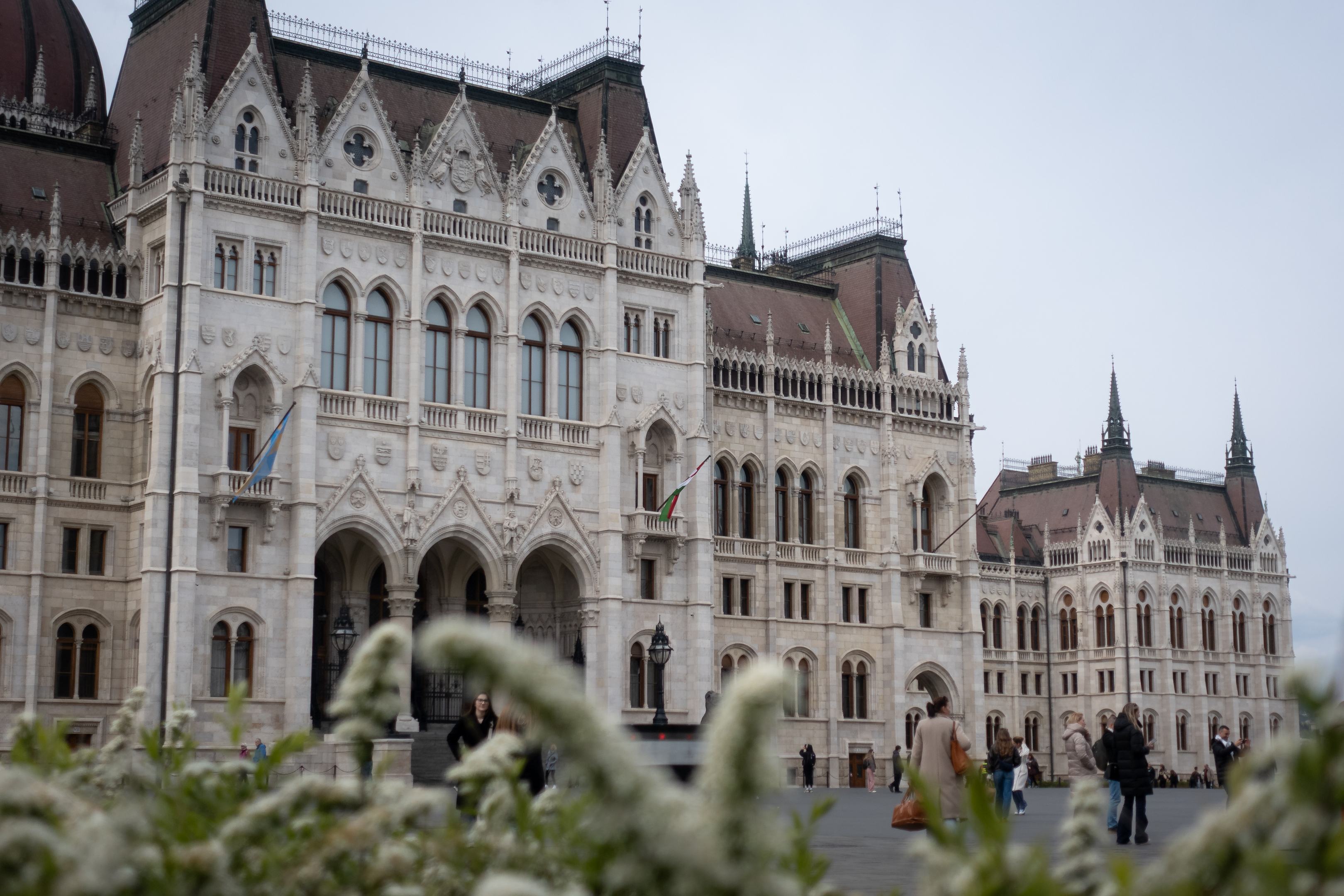 Mécseskereszttel és imával temetik a demokráciát – különös demonstráció készül a Parlamentnél