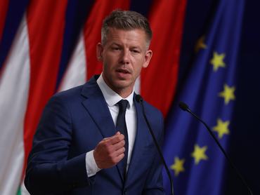 Magyar Péter, a Tisza Párt vezetője sajtótájékoztatón beszél a parlamenti választások utáni napon