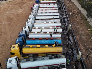 Iraki olajszállítók sorakoznak a szíriai Tartusz–Latakia autópálya mellett 2026. április 19-én