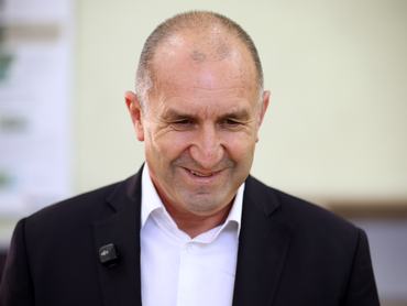 Rumen Radev, a Progresszív Bulgária vezetője szavaz a bolgár előrehozott parlamenti választásokon 2026. április 19-én.