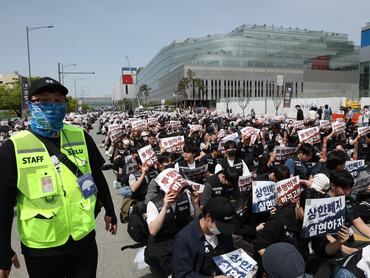 PYEONGTAEK, SOUTH KOREA - APRIL 23: Tens of thousands of unionized Samsung Electronics Co. employees participate in a rally in front of the Samsung Electronics Pyeongtaek Campus on April 23, 2026 in Pyeongtaek, South Korea. The union is holding a large-scale rally today followed by a strike from May 21 to June 7. The union workers are saying the tech giant may lose up to $20.3 billion USD in profit this year alone should it go ahead with its walkout as planned. (Photo by Chung Sung-Jun/Getty Images)