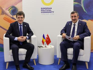 Cevdet Yillmaz török ​​alelnök találkozik Nicusor Dan román elnökkel az Európai Politikai Közösség 8. csúcstalálkozóján Jerevánban, 2026. május 4-én.