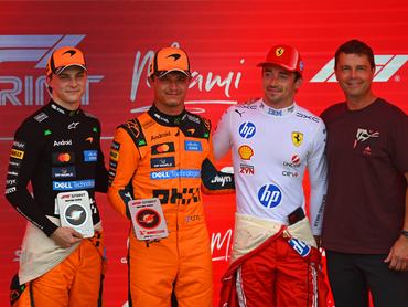 A brit Lando Norris , a második helyezett ausztrál Oscar Piastri és a harmadik helyezett monacói Charles Leclerc Reid Wisemantól veszik át a sprintért járó trófeákat a Miami Nagydíj sprintversenyén a Miami International Autodrome pályán, 2026. május 2-án a Miamiban, Floridában.