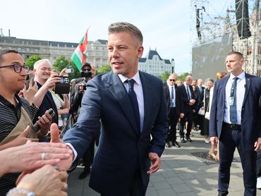 BUDAPEST, HUNGARY - MAY 09: Incoming Prime Minister Peter Magyar greets supporters outside of Hungarian Parliament on the day Tisza Party leader Peter Magyar is sworn in as prime minister on May 09, 2026 in Budapest, Hungary. The victory of Magyar's Tisza Party in last month's parliamentary election brought an end to the 16-year rule of the Fidesz party and prime minister Viktor Orban. (Photo by John Moore/Getty Images)