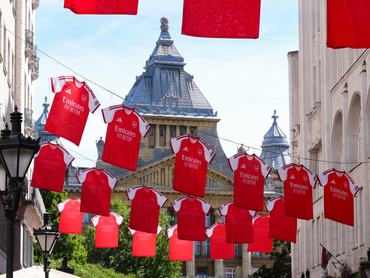 Arsenal mezek lógnak a Deák Ferenc tér közelében