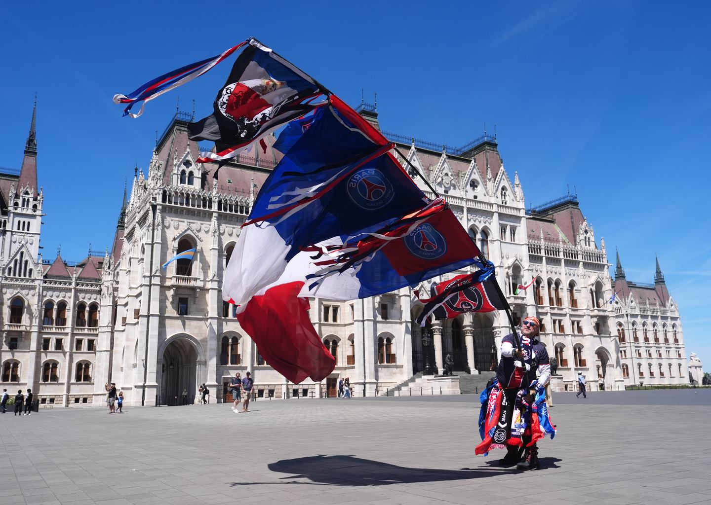 Egy PSG-szurkoló a Parlament épülete előtt Budapesten 2026. május 29-én