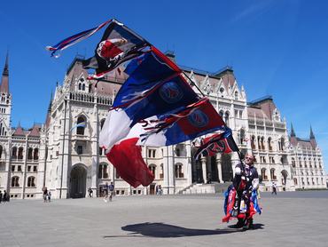 Egy PSG-szurkoló a Parlament épülete előtt Budapesten 2026. május 29-én