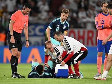 31 May 2026, Rhineland-Palatinate, Mainz: Soccer, men: World Cup preparation, international match before the World Cup finals, Mewa Arena, team doctor Jochen Hahne (3vl) treats Deniz Undav (bottom, Germany). Photo: Federico Gambarini/dpa - IMPORTANT NOTE: In accordance with the regulations of the DFL German Football League and the DFB German Football Association, it is prohibited to utilize or have utilized photographs taken in the stadium and/or of the match in the form of sequential images and/or video-like photo series. (Photo by Federico Gambarini/picture alliance via Getty Images)