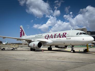 Qatar Airways Airbus A320-200-as repülőgép a Larnaca Nemzetközi Repülőtéren 2026. május 21-én