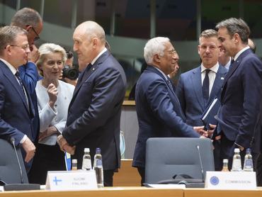 Petteri Orpo finn miniszterelnök tárgyal Friedrich Merz német kancellárral, Ursula von der Leyennel, az Európai Bizottság elnökével, Rumen Radev bolgár miniszterelnökkel, Antonio Luis Santos da Costával, az Európai Unió Tanácsának elnökével, Magyar Péter magyar miniszterelnökkel és Kiriákosz Micotakisz görög miniszterelnökkel az EU-csúcstalálkozó kezdete előtt az Európa épületben, 2026. június 18-án Brüsszelben.