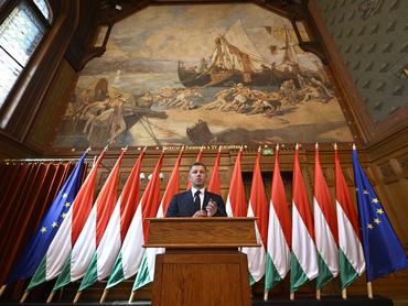 Magyar Péter, Magyarország miniszterelnöke rendkívüli sajtótájékoztatót tart a budapesti Parlamentben, 2026. június 22-én.