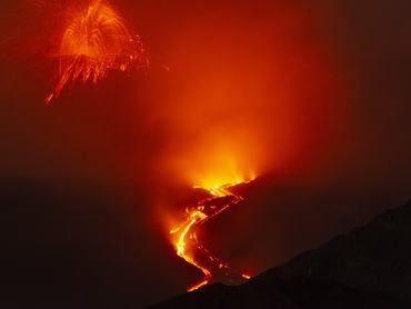 Láva izzik az Etna keleti oldalán, miután július 1-jén új hasadék nyílt a Voragine csúcskráter közelében. A mintegy 3000 méteres magasságból induló lávafolyam a Valle del Leone térségébe jutott, miközben a kráterben továbbra is heves robbanások zajlanak
