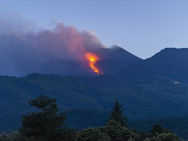 Láva izzik az Etna keleti oldalán, miután július 1-jén új hasadék nyílt a Voragine csúcskráter közelében. A mintegy 3000 méteres magasságból induló lávafolyam a Valle del Leone térségébe jutott, miközben a kráterben továbbra is heves robbanások zajlanak