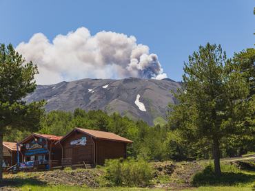 Hatalmas hamufelhő emelkedik az Etna fölé, miután július 5-én újra felerősödött a vulkáni tevékenység. A hamuoszlop mintegy 1,5 kilométerrel emelkedett a csúcs fölé, a vulkáni hamu miatt pedig ideiglenesen korlátozták a légteret, ami a cataniai repülőtér működését is érintette