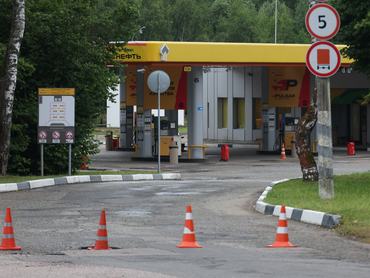 DEDOVSK, RUSSIA - JULY 7: The approach to a gas station of the state-owned company Rosneft is blocked by cones because the entrance is closed due to a lack of gasoline, on July 7, 2026, in Dedovsk, outside of Moscow, Russia. Cities across Russia are experiencing fuel shortages due to ongoing Ukrainian drone attacks on oil refineries. (Photo by Contributor/Getty Images)