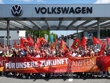 09 July 2026, Lower Saxony, Zwickau: Volkswagen employees are taking part in an information and protest event organized by IG Metall in front of the VW plant in Zwickau. On the day of the Volkswagen AG supervisory board meeting in Wolfsburg, IG Metall is organizing information and protest events nationwide at numerous company locations. Photo: Jan Woitas/dpa (Photo by Jan Woitas/picture alliance via Getty Images)