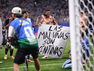Argentina's players display a banner reading ''Las Malvinas son Argentinas'' during the FIFA World Cup semi-final match between England and Argentina at the AKA Mercedes-Benz Stadium in Atlanta, United States, on July 15, 2026. (Photo by MI News/NurPhoto via Getty Images)