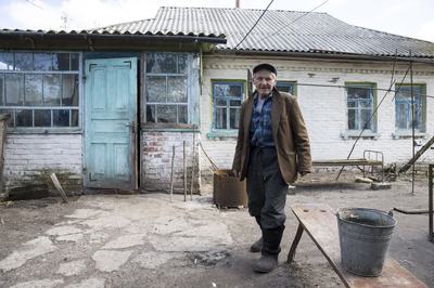 A 81 éves Ivan Ivanic amint feleségével, Mariával egy évvel később, egy baleset után, 2016. április 27-én visszaköltözik falujába Csernobilban