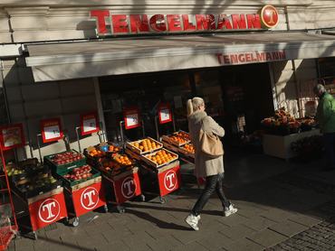 MUNICH, GERMANY - DECEMBER 09:  A branch of German grocery chain Kaiser's Tengelmann stands on December 9, 2016 in Munich, Germany. Competitiors Rewe and Edeka recently signed a deal to take over Kaiser's Tengelmann and are to divide the hundreds of stores nationwide between them.  (Photo by Sean Gallup/Getty Images)