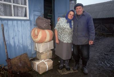 Néhány mezőgazdasági munkás áll összecsomagolt holmijukkal otthonuk előtt a Kristinovka régióban, a csernobili atomerőmű közelében. Közel öt évvel azután evakuálják őket, hogy az erőmű egyik reaktora felrobbant