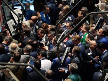 NEW YORK - SEPTEMBER 26: Traders crowd around a section of the floor of the New York Stock Exchange September 26, 2008 in New York City. Stocks opened lower as Wall Street waits for Washington to complete a bailout plan for the nation's battered financial markets. (Photo by Chris Hondros/Getty Images)