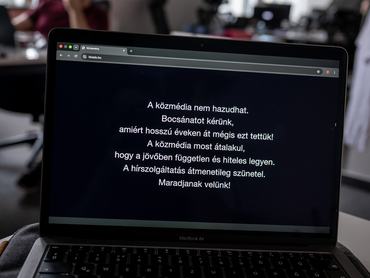 "A közmédia nem hazudhat. Bocsánatot kérünk, amiért hosszú éveken át mégis ezt tettük! A közmédia most átalakul, hogy a jövőben független és hiteles legyen. A hírszolgáltatás átmenetileg szünetel. Maradjanak velünk!" felirat olvasható a hirado.hu oldal elsötétült felóletén 2026. július 8-án