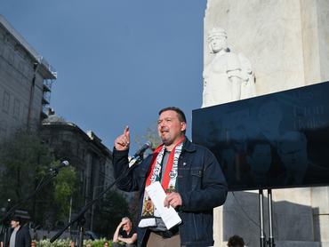 Huth Gergely, a PestiSracok.hu főszerkesztője a budapesti Vértanúk terén 2026. április 17-én