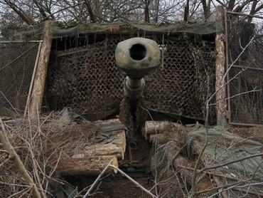 Ukrajna, 2026. március 18.Az ukrán fegyveres erõk 65. önálló gépesített dandárjának képén ukrán katonák M109 A5 155 milliméteres önjáró lövege az orosz állásokra a délkelet-ukrajnai Zaporizzsjai területen 2026. március 18-án, az Ukrajna elleni orosz háború alatt.MTI/EPA/65. önálló gépesített dandár