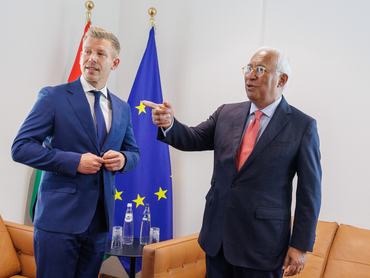 Brüsszel, 2026. április 29.António Costa, az Európai Tanács elnöke (j) Magyar Pétert, az áprilisi országgyûlési választásokon gyõztes Tisza Párt elnökét és miniszterelnök-jelöltjét fogadja az Európai Tanács brüszeli épületében 2026. április 29-én.MTI/EPA/Olivier Matthys