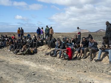 Costa Teguise, 2026. május 6.Európába igyekvõ illegális bevándorlók a Kanári-szigetekhez tartozó Lanzarote szigetén fekvõ Costa Teguise kikötõjébe érkezésük után, 2026. május 6-án. Az 50 migráns gumicsónakkal érte el a partot.MTI/EPA/EFE/Adriel Perdomo