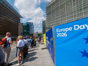 Brüsszel, 2026. május 9.Látogatók várakoznak az Európai Bizottság székháza elõtt az Európa-nap alkalmából rendezett nyílt napon Brüsszelben 2026. május 9-én. Az uniós intézmények idén is megnyitották kapuikat a nagyközönség elõtt, megemlékezve az Európai Unió alapító okiratának tekintett 1950-es Schuman-nyilatkozatról.MTI/EPA/Olivier Hoslet