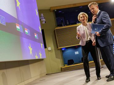 Magyar Péter miniszterelnök és Ursula von der Leyen, az Európai Bizottság elnöke a bizottság brüsszeli székházában tartott sajtótájékoztatójuk végén 2026. május 29-én
