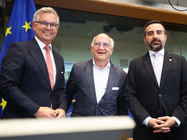 Brüsszel, 2026. június 1.Magnus Brunner (b), a belügyekért és migrációért felelõs Európai uniós biztos, Javier Zarzalejos (k), az Európai Parlament Állampolgári Jogi, Bel- és Igazságügyi Bizottságának (LIBE) elnöke és Nicholas Ioannides, Ciprus migrációs és nemzetközi védelemmel kapcsolatos ügyekért felelõs miniszterhelyettese a LIBE bizottság meghallgatásán vesz részt az Európai Parlamentben Brüsszelben 2026. június 1-jén. A találkozó központjában az EU migrációs és menekültügyi paktumának megvalósítása áll.MTI/EPA/Olivier Hoslet