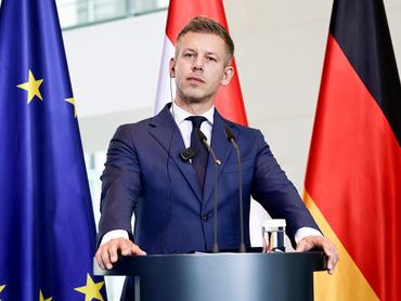 Berlin, 2026. június 2.Magyar Péter miniszterelnök a Friedrich Merz német kancellárral tartott sajtóértekezleten a megbeszélésüket követõen a berlini kancellárián 2026. június 2-án.MTI/EPA/Filip Singer