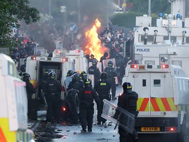Belfast, 2026. június 11.Gyújtogató tüntetõket próbálnak oszlatni rendõrök Belfastban 2026. június 10-én, amikor a második este törnek ki zavargások Észak-Írországban, mert két nappal korábban egy szudáni menekült késsel súlyosan megsebesített egy helybeli férfit az északír fõvárosban.MTI/EPA/Adam Vaughan
