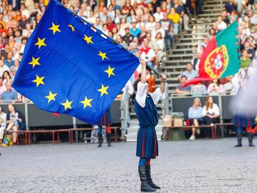 Brüsszel, 2026. július 1.Középkori jelmezbe öltözött fellépõ uniós zászlóval a kezében a hagyományos Ommegang elnevezésû felvonuláson a brüsszeli Grand Place-en 2026. július 1-jén. Brüsszel évente megrendezett történelmi játékával V. Károly német-római császár 1549-es ünnepélyes bevonulására emlékeznek.MTI/EPA/Olivier Matthys