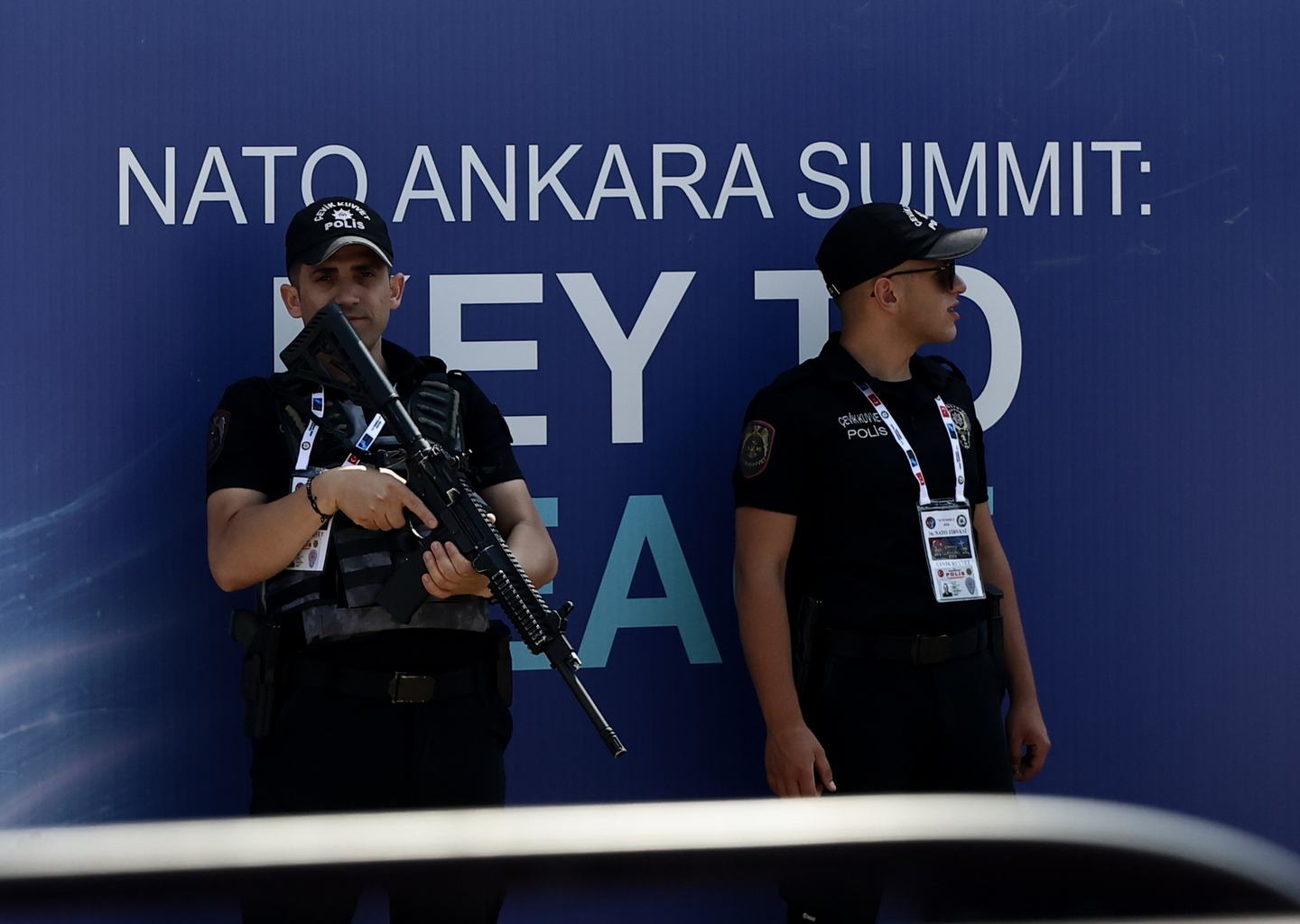 A biztonsági szeményzet tagjai a NATO kétnapos ankarai csúcstalálkozójának otthont adó Bestepe Elnöki Komplexumnál 2026. július 6-án